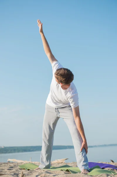 Man practices yoga — Stock Photo, Image