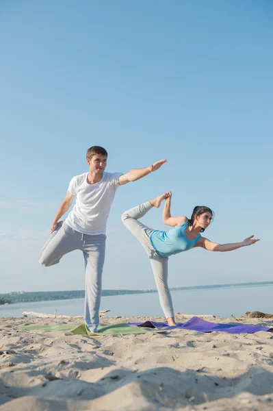 Couple pratiquant le yoga — Photo