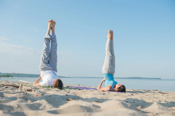 Genç çift yoga yapıyor. — Stok fotoğraf