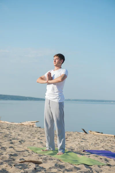 Мужчина на утренней йоге — стоковое фото