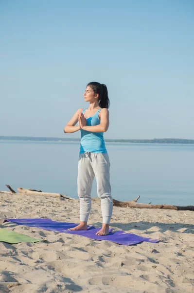 Frau bei morgendlicher Yoga-Meditation — Stockfoto