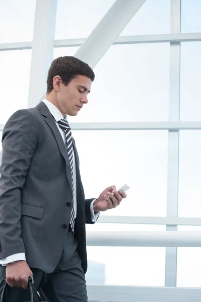 Geschäftsmann mit Smartphone — Stockfoto