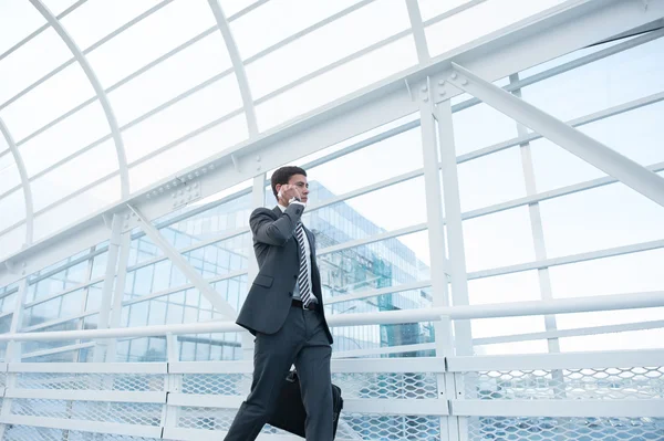 Hombre de negocios usando smartphone —  Fotos de Stock