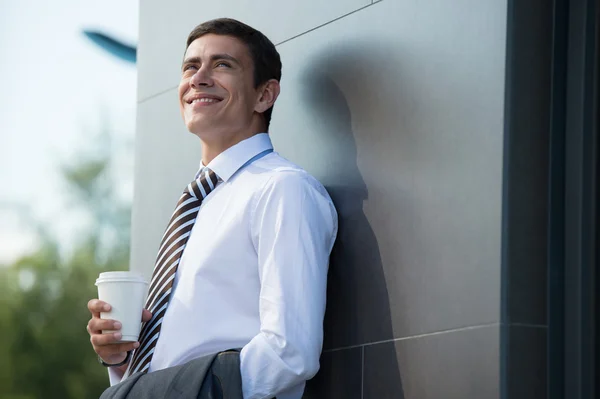 Zakenman drinken koffie buitenshuis — Stockfoto