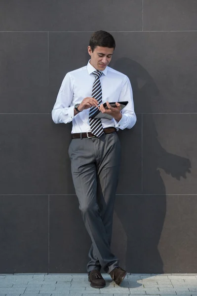Uomo d'affari utilizzando tablet pc — Foto Stock