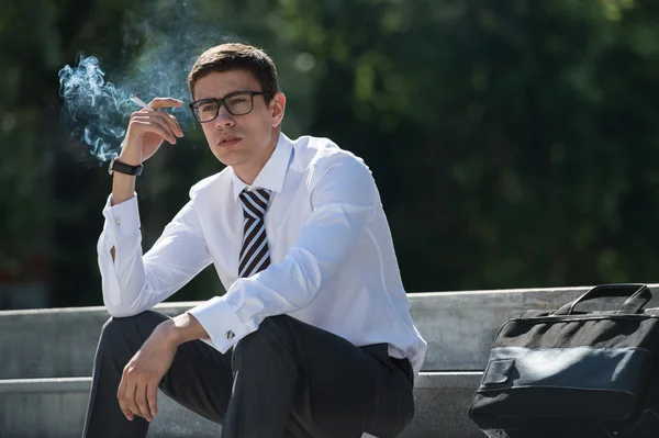 Business man smoking — Stock Photo, Image