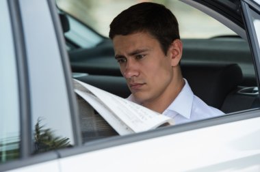 işadamı gazete okuyan araba