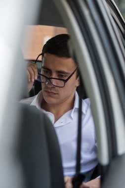 iş adamı arka koltukta araba