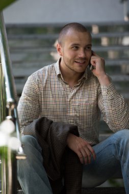 merdivenlerde telefonla konuşan işadamı