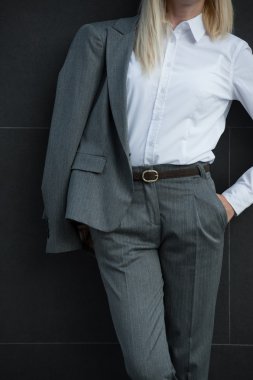 Tanınmayan iş kadını yaslanarak duvar