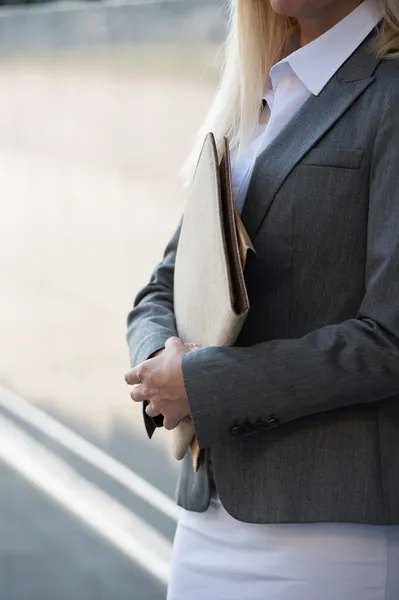 Unrecognizable businesswoman holding reports — Stock Photo, Image