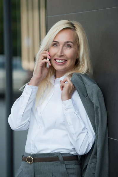 Affärskvinna talar av mobiltelefon — Stockfoto