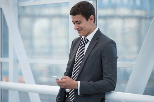 Uomo d'affari utilizzando smartphone — Foto Stock