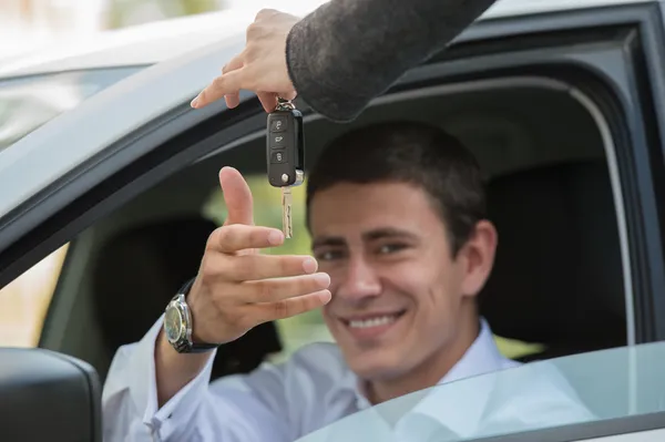 Salesman handing over keys car to businessman — Stock Photo, Image