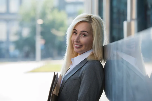 Geschäftsfrau im Besitz von Dokumenten — Stockfoto