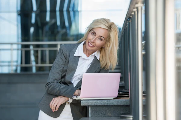 Femme d'affaires travaillant sur ordinateur portable — Photo