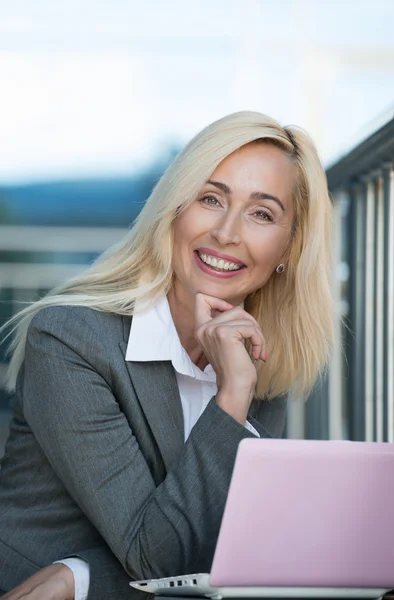 Zakenvrouw Werken op Laptop — Stockfoto