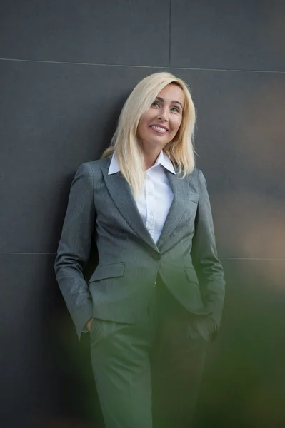 Mujer de negocios sonriendo —  Fotos de Stock