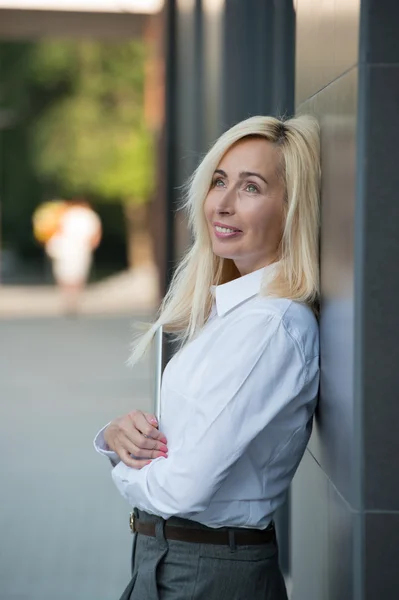 Mulher de negócios sorrindo — Fotografia de Stock