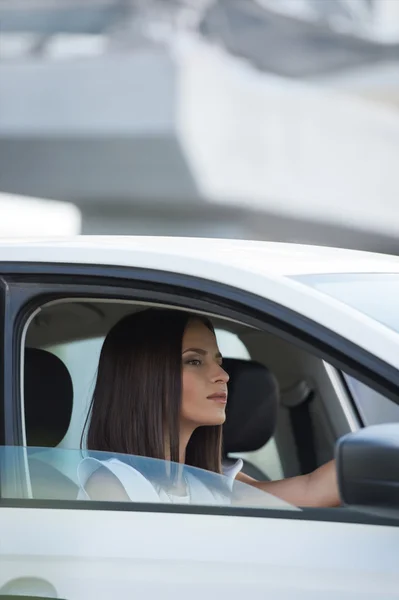 Girl driving car — Stock Photo, Image