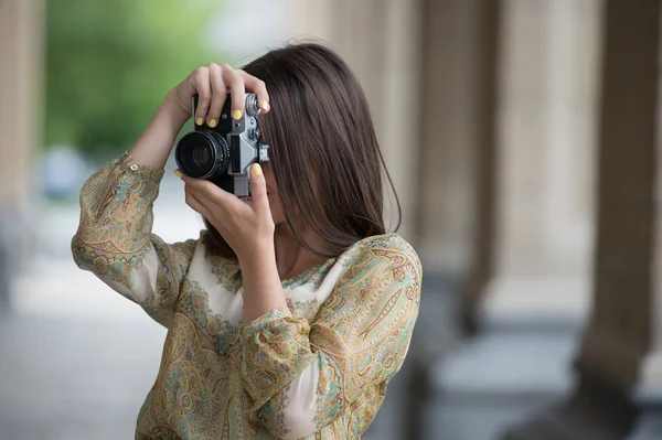 Menina fazendo foto na câmera retro — Fotografia de Stock