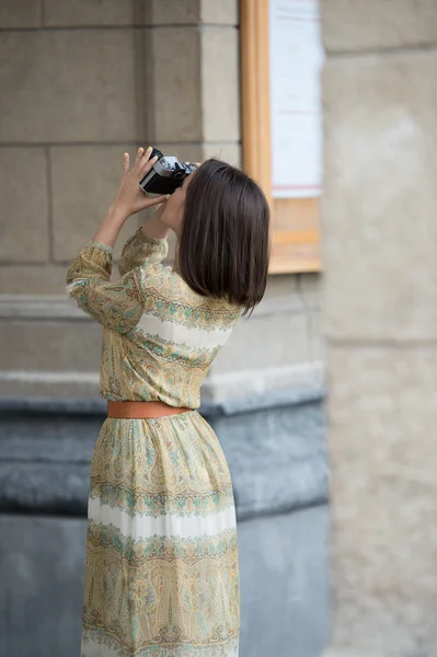 Girl making photo on retro camera — Stock Photo, Image