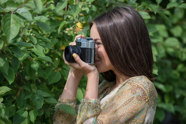 Girl with vintage retro camera — Stock Photo, Image