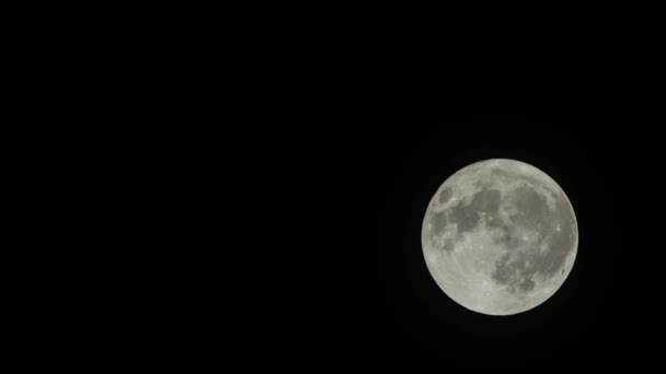 Tiempo de lapso de luna llena en 560mm — Vídeo de stock