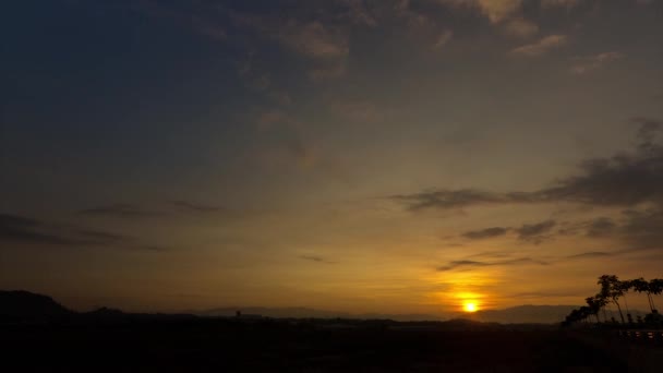 Time-lapse - medio april zonsopgang — Stockvideo