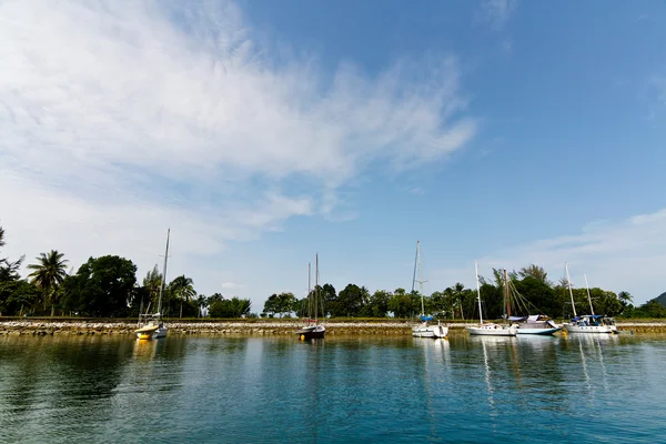 Yacht en blauwe hemel — Stockfoto
