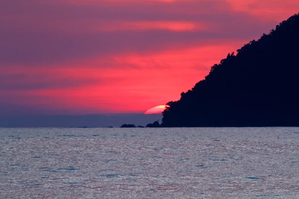 Pôr do sol atrás da ilha — Fotografia de Stock