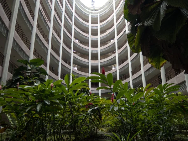 Exterior Edificio Ovalado Con Zona Pequeña Para Planta Flores — Foto de Stock