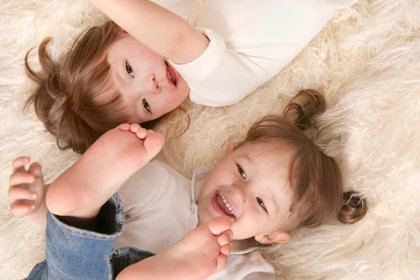 Twee meisjes lachen — Stockfoto