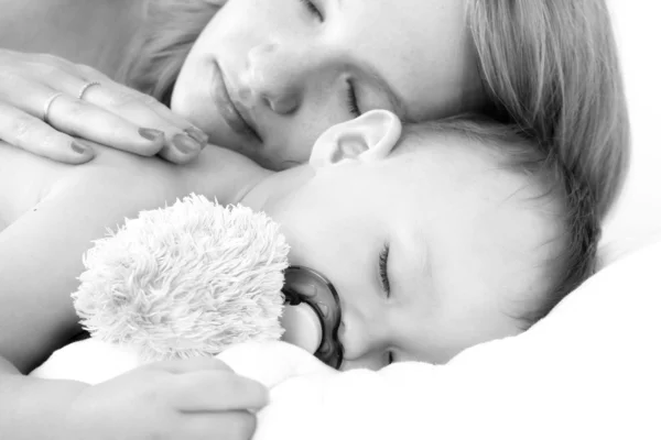어머니와 그녀의 잠자는 아이 스톡 이미지
