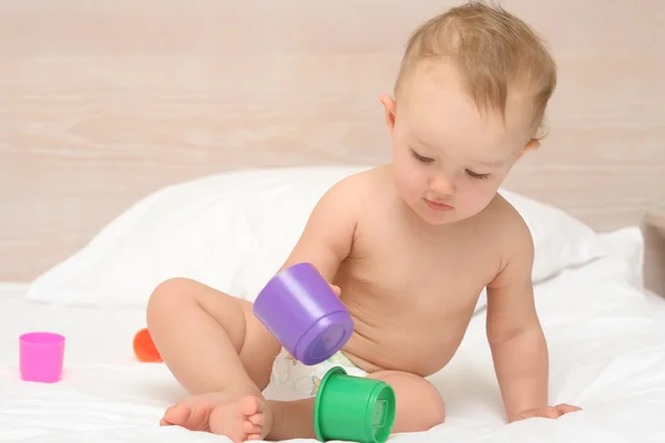 Baby spielt mit einem Spielzeug lizenzfreie Stockbilder