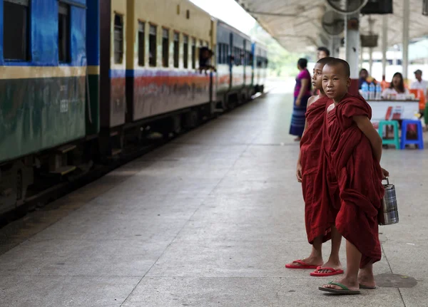 Młodzi mnisi w myanmar — Zdjęcie stockowe