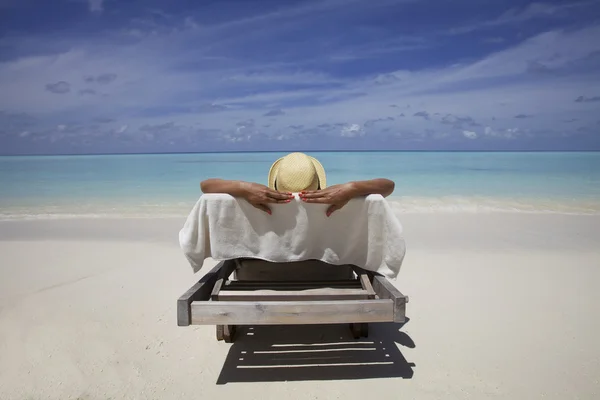 Prendere il sole sulla spiaggia delle Maldive — Foto Stock