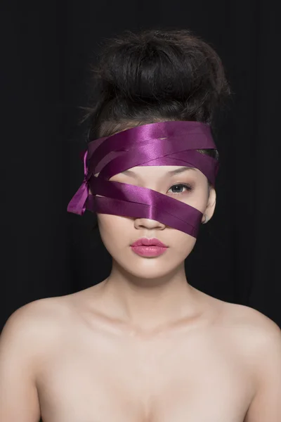 Asiática chica con cinta en la cabeza — Foto de Stock