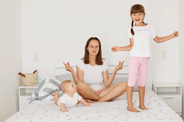 Mother Doing Morning Exercises Yoga Pose While Sitting Bed Light — Stock Photo, Image