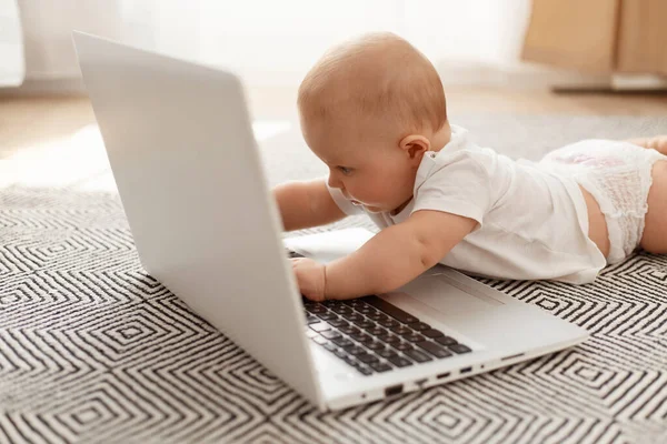 Bébé Charmant Mignon Couché Sur Sol Sur Tapis Gris Touchant — Photo