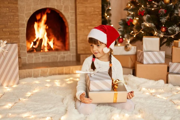 Menina Bonito Positivo Vestindo Suéter Branco Chapéu Santa Claus Segurando — Fotografia de Stock