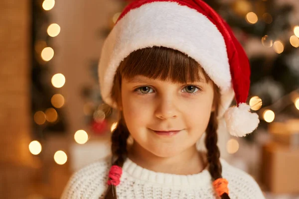 Ritratto Ravvicinato Graziosa Affascinante Bambina Che Indossa Maglione Bianco Cappello — Foto Stock