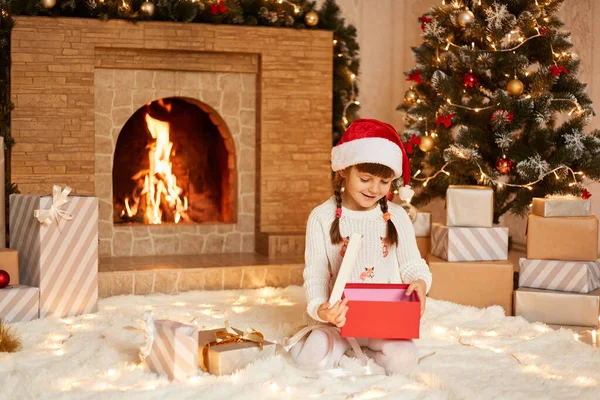 Usmívající Roztomilá Holčička Bílém Svetru Santa Claus Klobouku Pózování Slavnostním — Stock fotografie