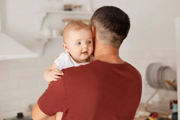 Back View Brunette Father Wearing Burgundy Shirt Charming Infant Daughter — Stock Photo, Image