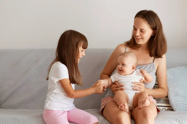Plan Intérieur Mère Deux Petites Filles Famille Assise Maison Sur — Photo