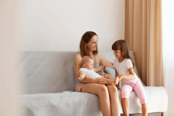 Indoor Shot Young Adult Caucasian Mother Sitting Sofa Siblings Woman — Stock Photo, Image