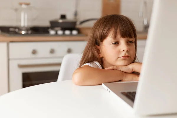 Belle Mignonne Petite Fille Préscolaire Aux Cheveux Foncés Assise Devant — Photo