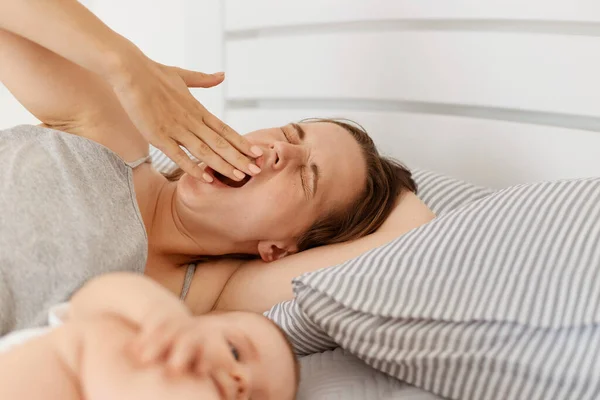 Plan Intérieur Mère Endormie Couchée Lit Avec Bébé Fille Fils — Photo