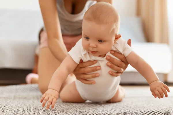 Adorable Bébé Mignon Body Blanc Rampant Sur Sol Sur Tapis — Photo