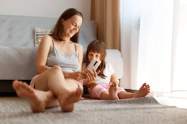 Indoor Shot Beautiful Female Positive Emotions Spending Time Her Daughter — Stock Photo, Image